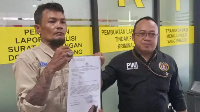 Ketua PWI Bekasi Raya, Ade Muksin (kanan) (Foto: Dok MI)