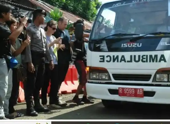 Polisi Hentikan Ambulans yang Angkut Wisatawan di Sukabumi (Foto: Repro)