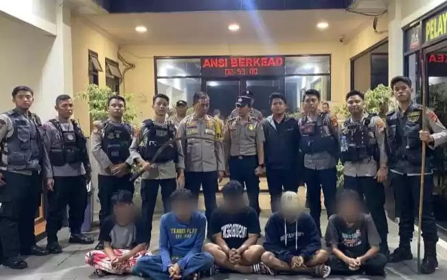 Polisi mengamankan lima remaja bersenjata tajam yang tawuran di wilayah Kedaung Kali Angke, Cengkareng, Jakarta Barat pada Kamis (25/4/2024). (Foto: Antara)