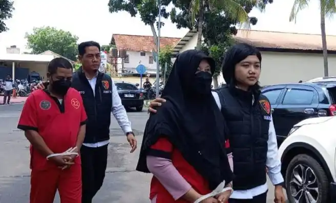 Polisi mengawal dua tersangka kasus penipuan modus perekrutan PMI tujuan Jepang (Foto: Antara)