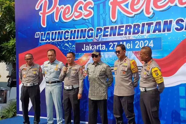 Kepala Korps Lalu Lintas (Korlantas) Polri Irjen (Pol) Aan Suhanan resmi menerbitkan Surat Izin Mengemudi (SIM) jenis C1 di Satpas SIM Daan Mogot, Jakarta Barat, Senin (27/5/2024).