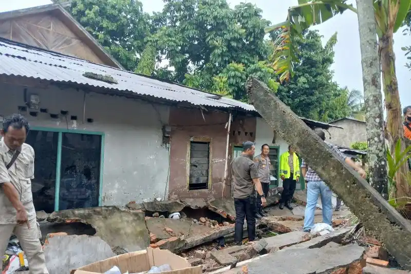 Polisi saat evakuasi korban tembok pembatas SMK Negeri 1 Kota Jambi yang roboh. (Foto: Antara)