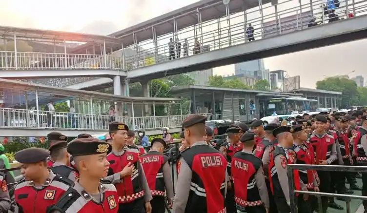Polisi berjaga untuk mengamankan pengundian nomor urut Paslon cagub-cawagub peserta Pilkada Jakarta 2024 di depan gedung KPU DKI Jakarta. (Foto: Antara)