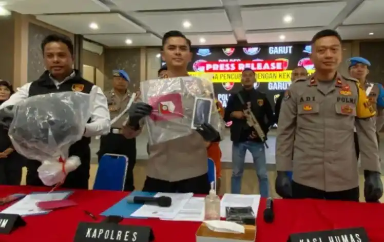 Polisi menunjukkan barang bukti kasus spesialis penjambretan (Foto: Antara)