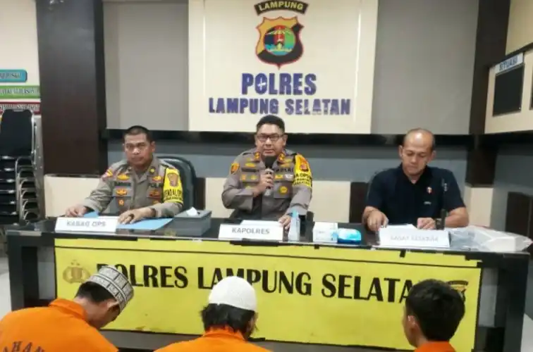 Kapolres Lampung Selatan AKBP Yusriandi Yusrin, saat melakukan konferensi pers (Foto: Antara)