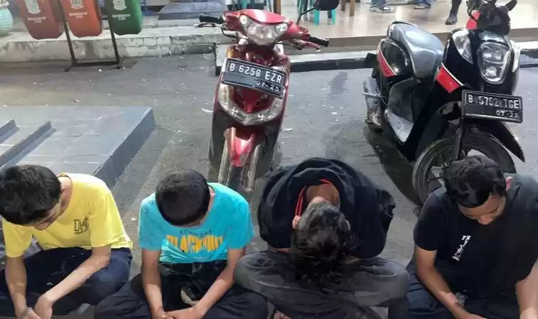 Polres Metro Bekasi menangkap empat pelaku tawuran yang membawa bersenjata busur dan panah di Bekasi, Sabtu (20/4/2024). (Foto: Antara)