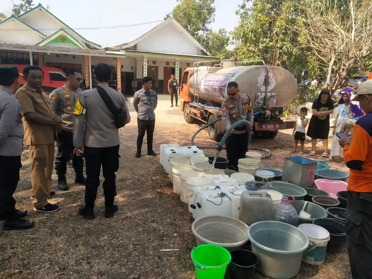 Kapolres Probolinggo Kota, AKBP Oki Ahadian P. menyalurkan air bersih 10 ribu liter ke warga Tongas Kabupaten Probolinggo (Foto: Dok MI)
