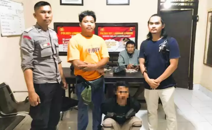 Petugas kepolisian menunjukkan tersangka kasus pencurian yang menyamar sebagai brimob berinisial RS di Sumbawa, NTB, Sabtu (27/4/2024). (Foto: Antara)