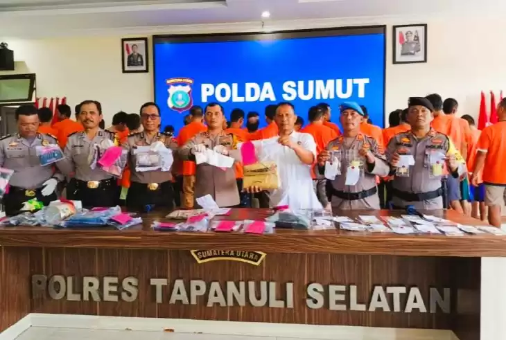 Polres Tapanuli Selatan, Sumatera Utara menangkap merilis 34 tersangka terkait kasus narkoba di wilayah hukumnya selama Januari hingga awal April 2024 di Tapanuli Selatan, Sumatera Utara, Senin (8/4/2024). (Foto: ANTARA)