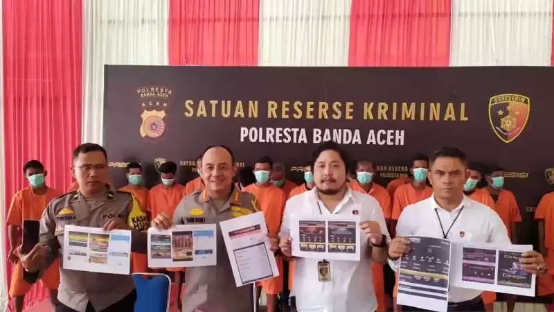 Kapolresta Banda Aceh Kombes Pol Fahmi Irwan Ramli (dua kiri) saat memperlihatkan barang bukti kasus judi online. (Foto: Antara)