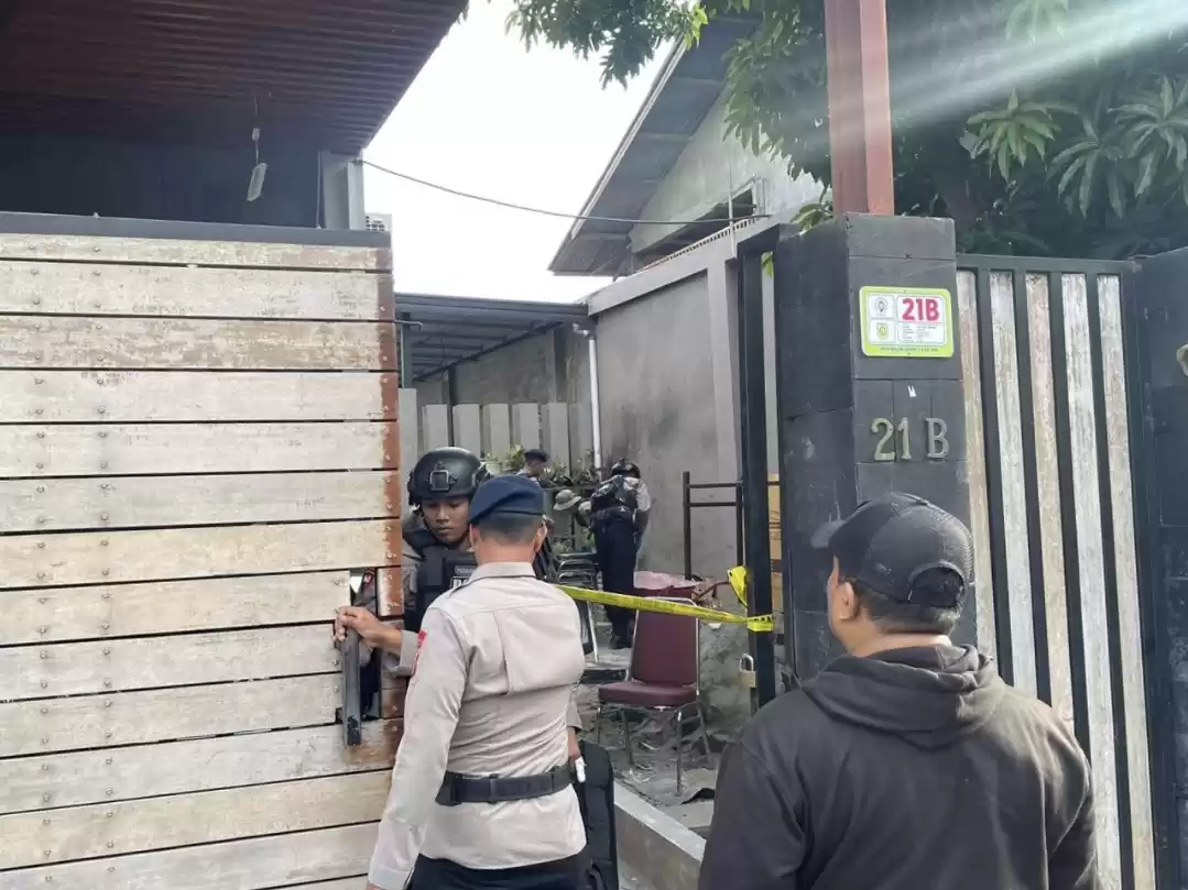 Petugas kepolisian sedang berjaga-jaga di tempat kejadian perkara (Foto: Istimewa)