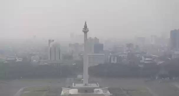 Suasana tugu Monas yang tertutup oleh kabut polusi di Jakarta. [Foto: ANTARA]