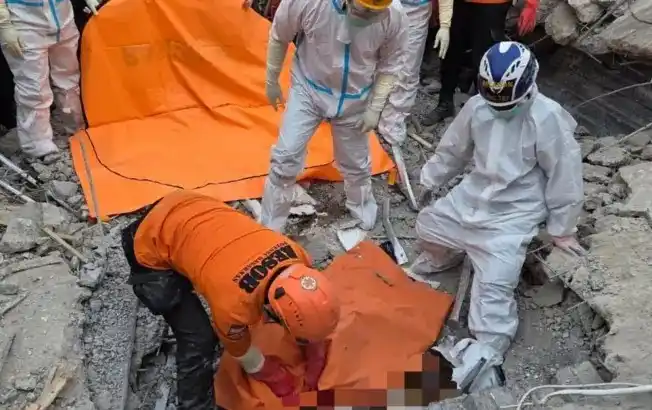 Pada hari keenam pencarian ini, SAR gabungan menemukan dan mengevakuasi tiga korban lagi dalam kondisi meninggal dunia.