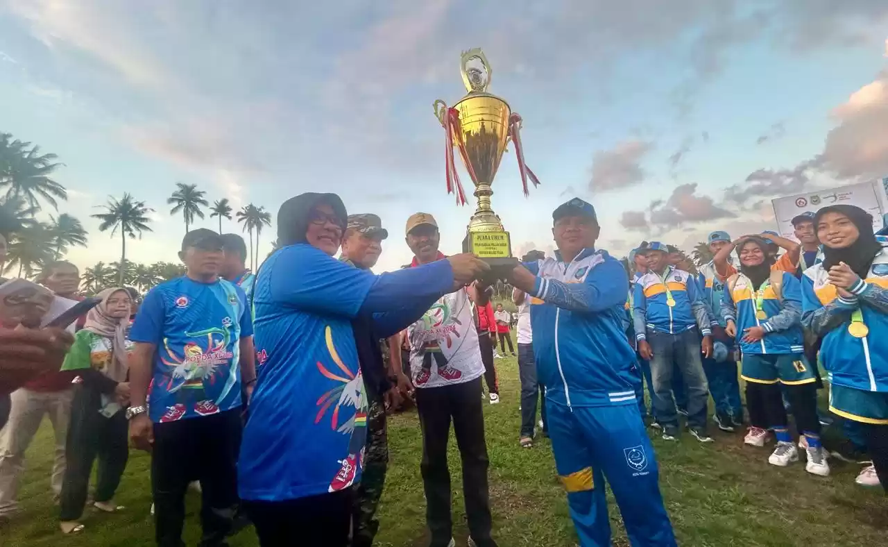 Staf Ahli Gubernur Maluku Utara Bidang Kemasyarakatan dan SDM, Nurlela Muhammad memberikan tropi bergilir kepada juara umum POPDA XI tingkat provinsi kepada atlet Kota Ternate (Foto: MI/RD)