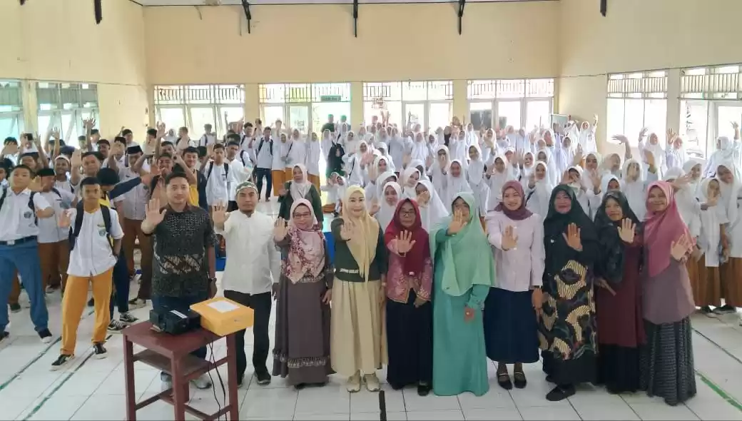 Pose bersama Kepala Dinas PPPA Provinsi Maluku Utara, Musrifah Alhadar bersama pelajar di Ternate pada saat Sosialisasi Cegah Kekerasan Terhadap Anak di Lingkungan Sekolah Tahun 2024