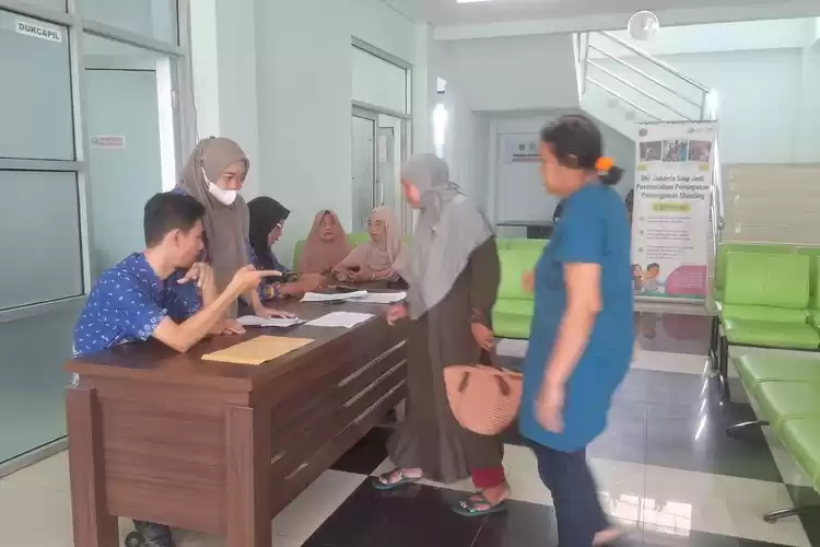 Posko pengaduan penonaktifan NIK di Kelurahan Pasar Manggis, Jakarta Selatan, Kamis (25/4/2024)