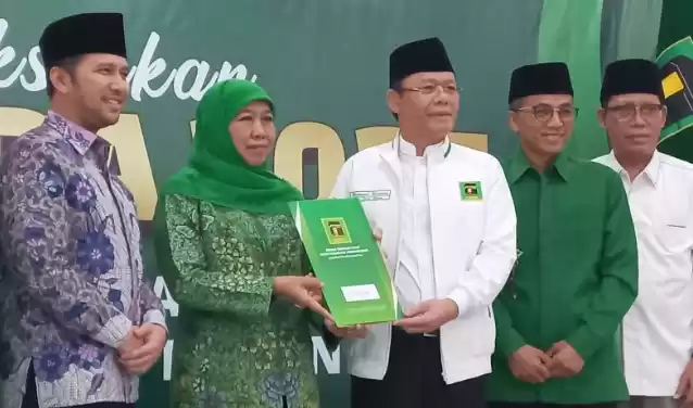 Khofifah Indar Parawansa (tengah) menerima surat rekomendasi pencalonan di Pilkada Jatim dari Pelaksana Tugas (Plt) Ketua Umum PPP Muhamad Mardiono di Kantor DPP PPP di Jakarta, Jumat (12/7/2024). [Foto: ANTARA]