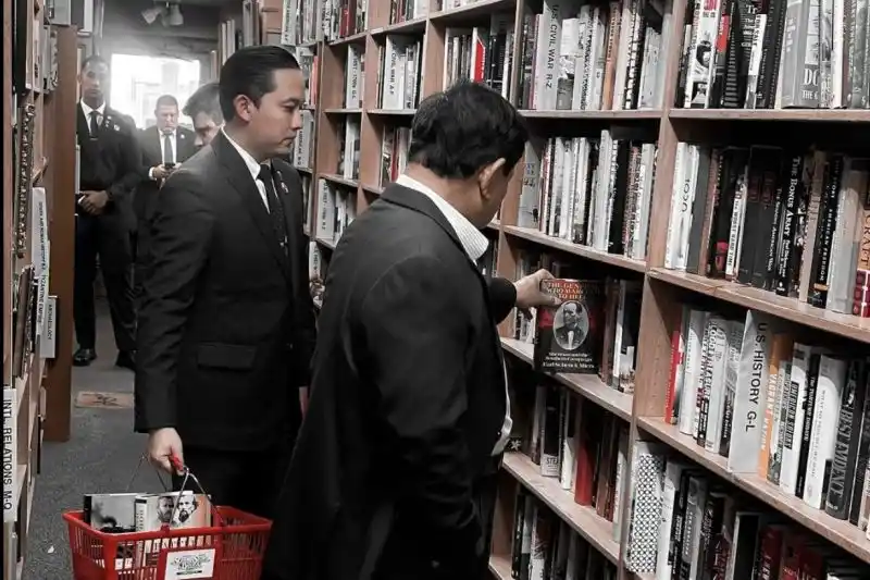 Suasana saat Presiden Prabowo Subianto ditemani sekretaris pribadi Rizky Irmansyah berburu buku di di Second Story Books, Washington DC, Amerika Serikat, Selasa (12/11/2024). (Foto: Tangkapan layar)