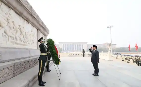 Presiden RI Prabowo Subianto meletakkan karangan bunga saat mengunjungi Monumen Pahlawan Rakyat, Tiananmen Square di Beijing, China, Sabtu (9/11/2024). [Foto: Setpres]