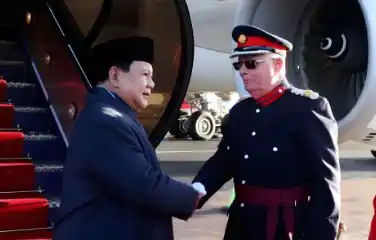 Presiden Prabowo Subianto menyalami satu per satu pihak dari kerajaan Inggris yang hadir dan KBRI London saat tiba di Bandara Stansted Airport London, Rabu (20/11/2024), untuk memenuhi undangan dari Raja Charles III. (Foto: Sekretariat Presiden)