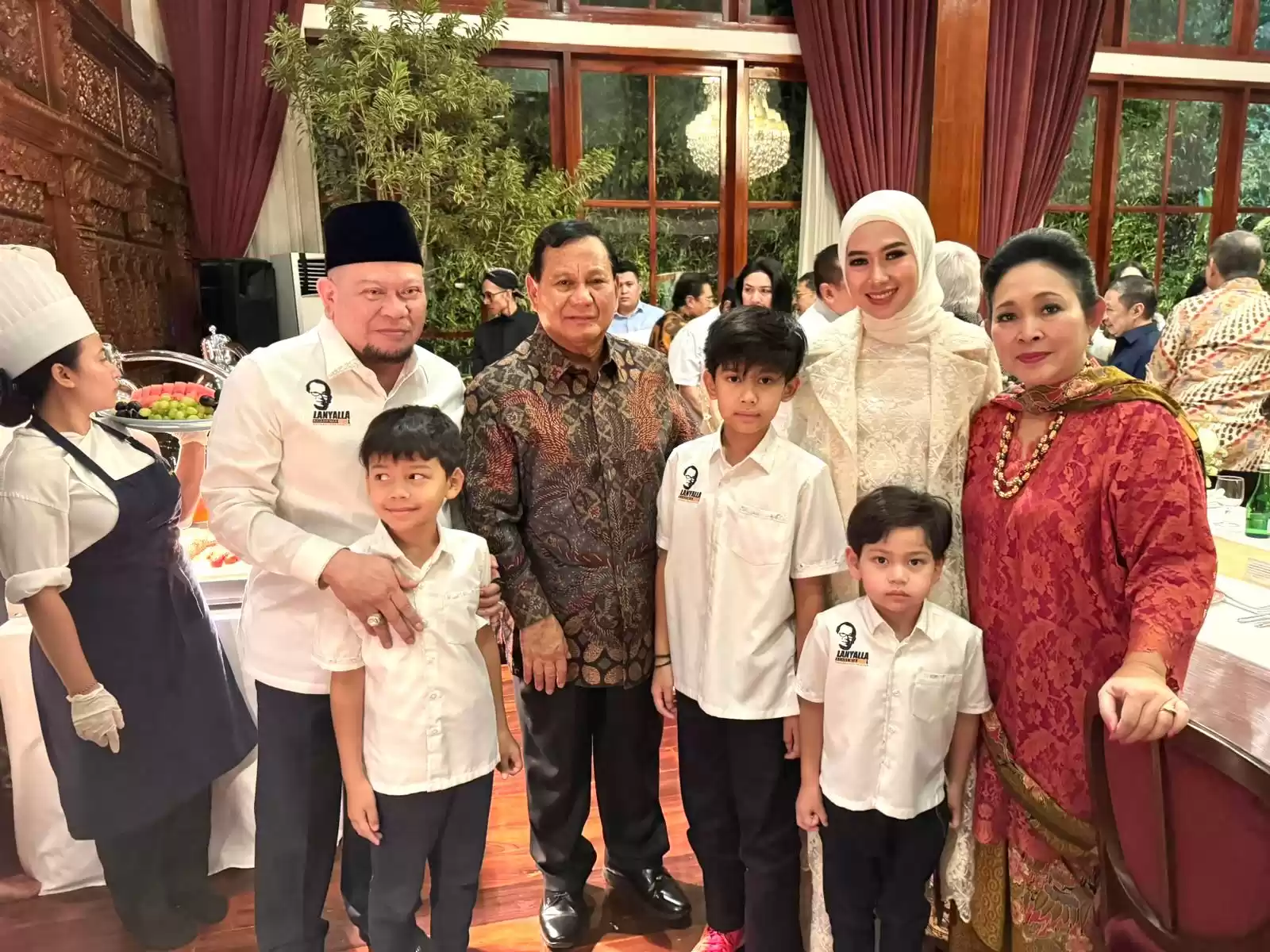 Ketua Dewan Perwakilan Daerah Republik Indonesia, AA LaNyalla Mahmud Mattalitti berserta istri dan anak, mendatangi open house di rumah Prabowo Subianto. (Foto: Dok MI)