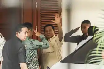 Presiden terpilih periode 2024-2029 Prabowo Subianto melambaikan tangan ke awak media saat tiba di kediamannya di Kertanegara, Jakarta Selatan, Selasa (15/10/2024).