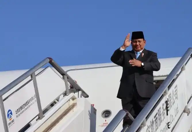 Presiden Prabowo Subianto berdiri di tanggal pesawat untuk berangkat ke Amerika Serikat (Foto: Antara)