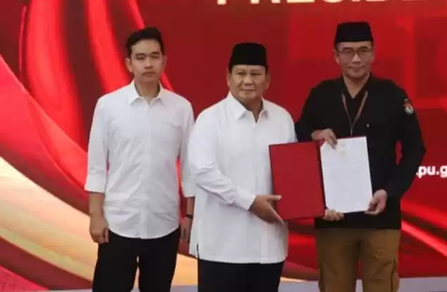 Prabowo Subianto (tengah), Gibran Rakabuming Rakan (kiri) dan Ketua KPU RI Hasyim Asy'ari (Foto: Dok MI)