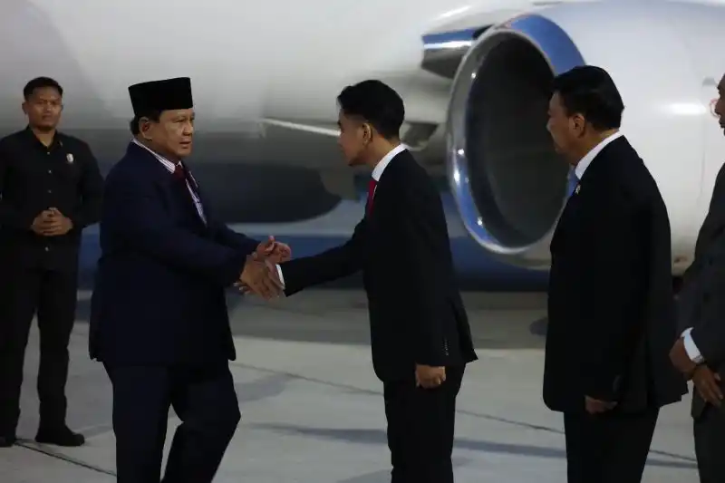 Presiden RI Prabowo Subianto bersalaman dengan Wakil Presiden Gibran Rakabuming Raka di Lanud Halim Perdanakusuma, Jakarta, Minggu (24/11/2024). [Foto: Setpres]