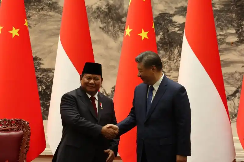 Presiden Prabowo Subianto dan Presiden Xi Jinping bersalaman saat bertemu di Balai Agung Rakyat, Beijing, China pada Sabtu (9/11/2024). (Foto: Tangkapan layar)