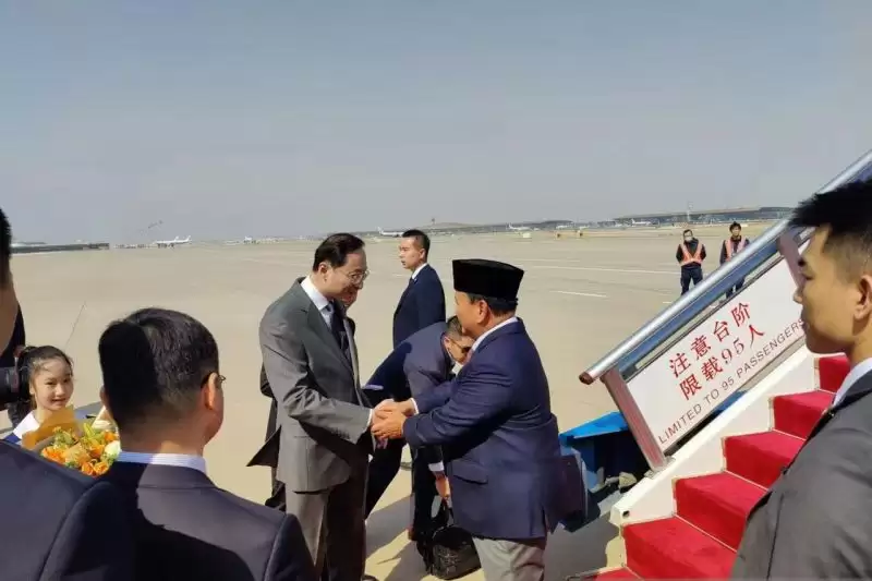 Menhan Prabowo Subianto saat tiba di China, Minggu (31/3/2024) (Foto: Humas Kemhan)