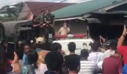 Ratusan warga menggelar aksi di Batalyon Armed 2 /KS, akibat dugaan penyerangan di Desa Selamat, Kecamatan Sibiru-biru, Kabupaten Deli Serdang (Foto: Antara)