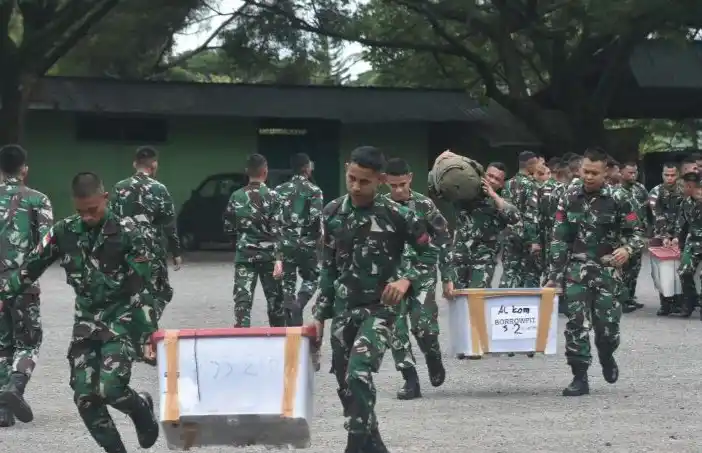 Prajurit TNI dari Yonif 116/Garda Samudera mengangkut barang di Kompelks Rindam, Mata Ie, Aceh Besar. (Foto: Antara)