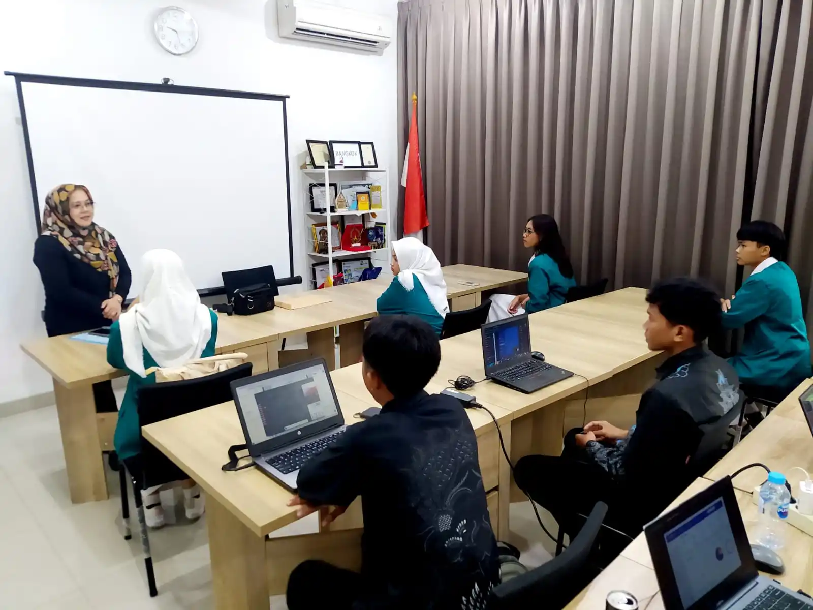 Sriyuni Dangkeng salah satu tim pimpinan dari sebuah perusahaan di Jakarta Selatan,  sedang memberikan arahan tentang tata tertib dan tata laksana kepada para siswa sebelum dimulai praktek kerja lapangan (prakerin) (Foto: Dok MI/Gatot Eko Cahyono)