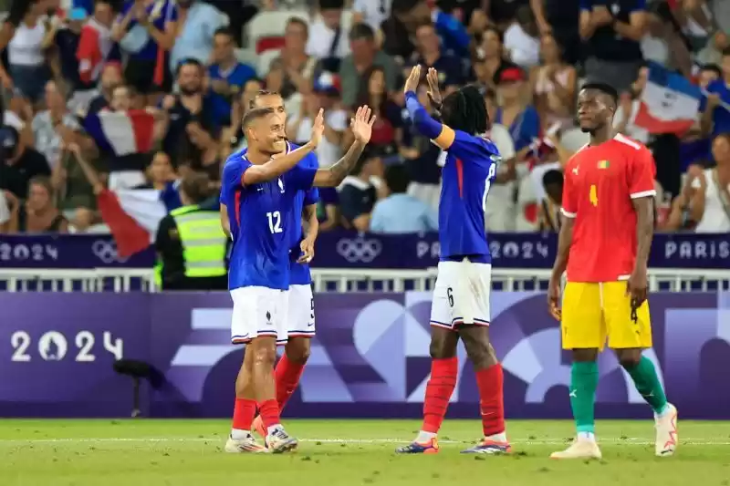 Gelandang Prancis Enzo Millot berselebrasi dengan rekannya, Manu Kone (kanan), setelah timnya mengalahkan Guinea dalam pertandingan sepak bola Olimpiade Paris 2024 di Stadion Nice, Nice, pada 27 Juli 2024. (Foto: AFP)