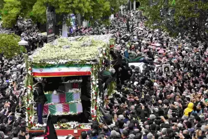 Prosesi Pemakaman Mendiang Presiden Iran Ebrahim Raisi [Foto: MOJ News Agency/AFP]