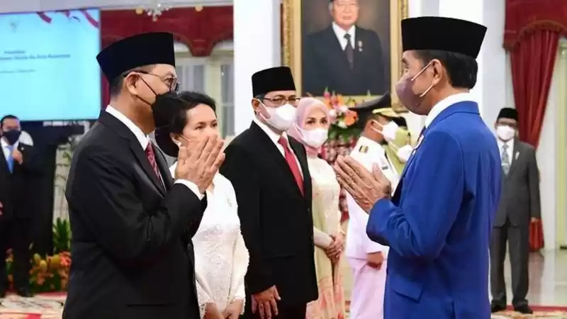 Presiden Joko Widodo (kanan) memberi selamat kepada Kepala Otorita Ibu Kota Nusantara (IKN) Bambang Susantono (kiri) beserta istri dan Wakil Kepala Otorita IKN Dhony Rahajoe serta istri usai pelantikan di Istana Negara Jakarta, Kamis (10/3/2022).