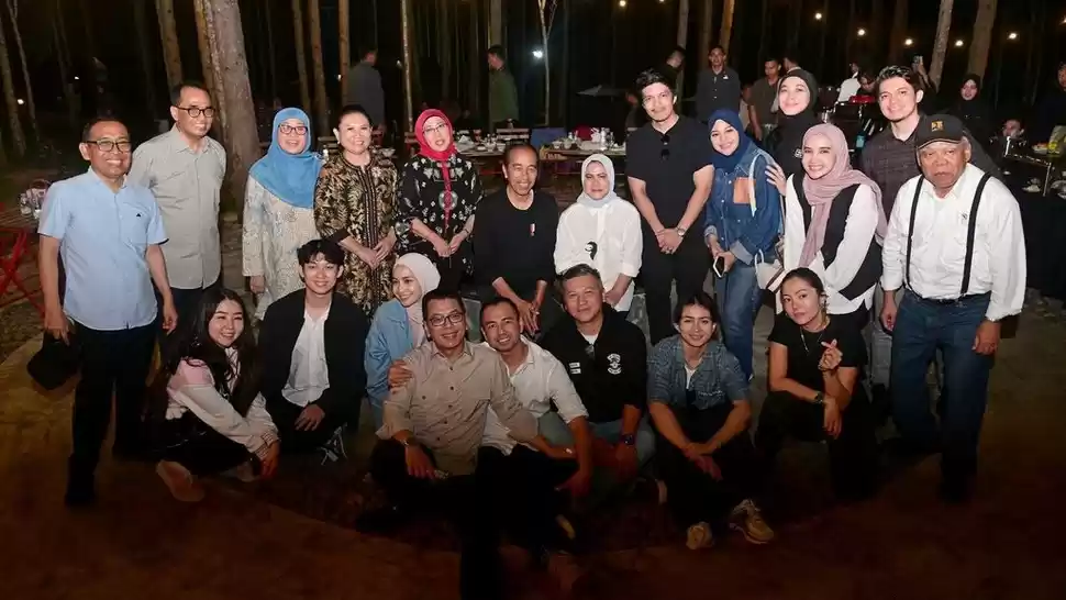 Presiden Jokowi makan malam bersama influencer di IKN, Minggu (28/8/2024).