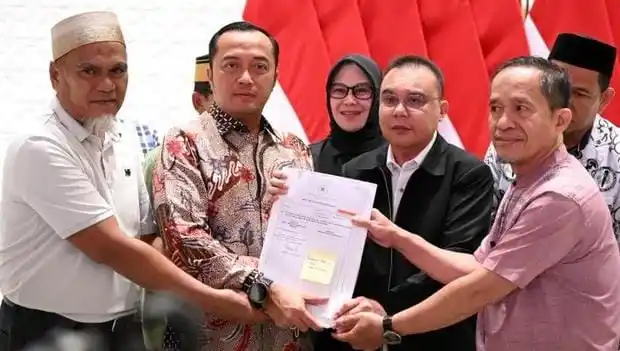 Presiden Prabowo memberikan rehabilitasi hukum kepada dua guru SMA Negeri 1 Luwu Utara, Sulawesi Selatan (Foto: Repro)