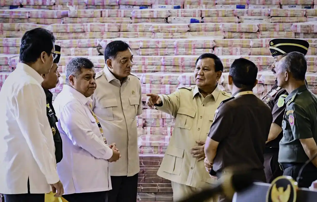 Kejaksaan Harus Koreksi Diri Presiden Prabowo Subianto menyaksikan secara langsung penyerahan uang pengganti kerugian negara sebesar Rp13.255.244.538.149,00 dalam perkara tindak pidana korupsi pemberian fasilitas ekspor Crude Palm Oil (CPO) dan turunannya, dari Kejaksaan Agung kepada Kementerian Keuangan di Gedung Utama Kompleks Kejaksaan Agung RI, Jakarta, pada Senin, 20 Oktober 2025. (Foto: Dok MI/BPMI Setpres)