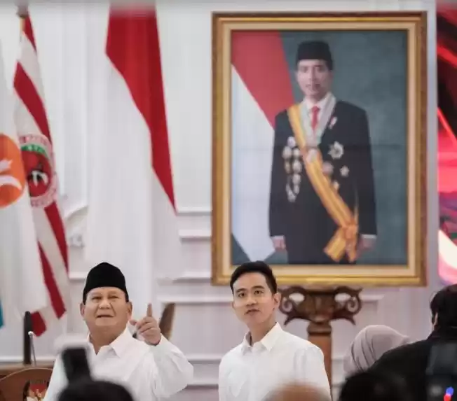 Presiden terpilih Prabowo Subianto dan Gibran Rakabuming Raka berfoto di depan potret Presiden Joko Widodo usai penetapan pemenang pemilihan presiden 2024 oleh KPU, di Jakarta, 24 April 2024 (Foto: Dok MI/AFP)