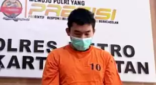 Pria berinisial KAS (20) yang diduga, menganiaya seorang wanita berinisial NRS (19) di Jalan Barito II, Kramat Pela, Kebayoran Baru, Jakarta Selatan. [Foto: Antara]