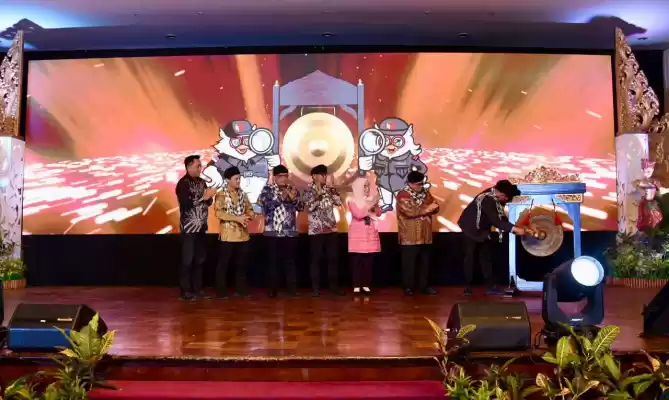 Ketua Bawaslu Rahmat Bagja bersama Anggota Bawaslu Herwyn JH Malonda dalam Rapat Koordinasi Penguatan Organisasi Bawaslu Melalui Penyelenggaraan SPIP Terintegrasi tahun 2024 Gel I, Selasa (30/7/2024) malam. (Foto: Dok Bawaslu)