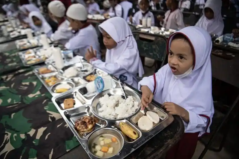 Para murid sedang menikmati makan bergizi gratis (Foto: Istimewa)