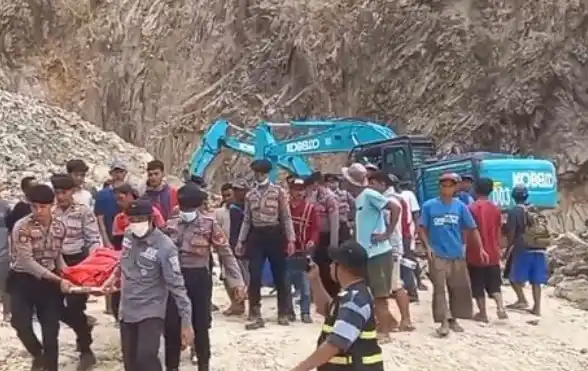 Pencarian Korban Longsor Gunung Kuda, Desa Cipanas, Kecamatan Dukupuntang, Kabupaten Cirebon (Foto: Repro)