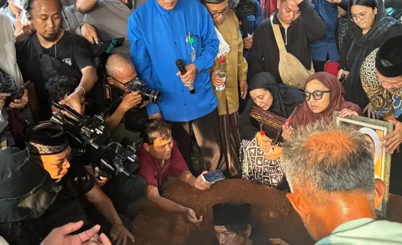 Proses pemakaman mendiang Marissa Haque