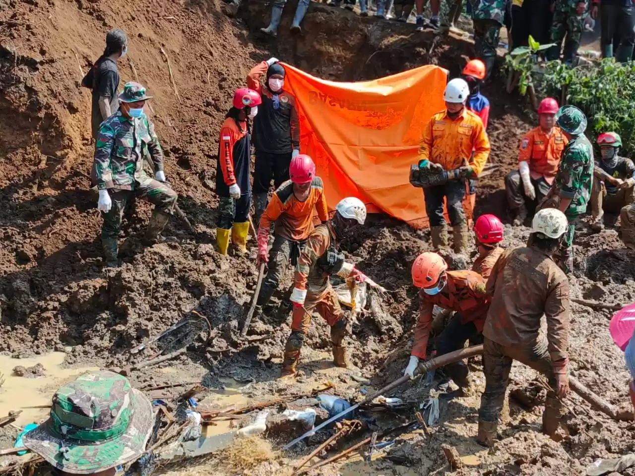 Proses pencarian dan evakuasi korban longsor oleh Tim SAR Gabungan. (Foto: BPBD Kabupaten Blitar)