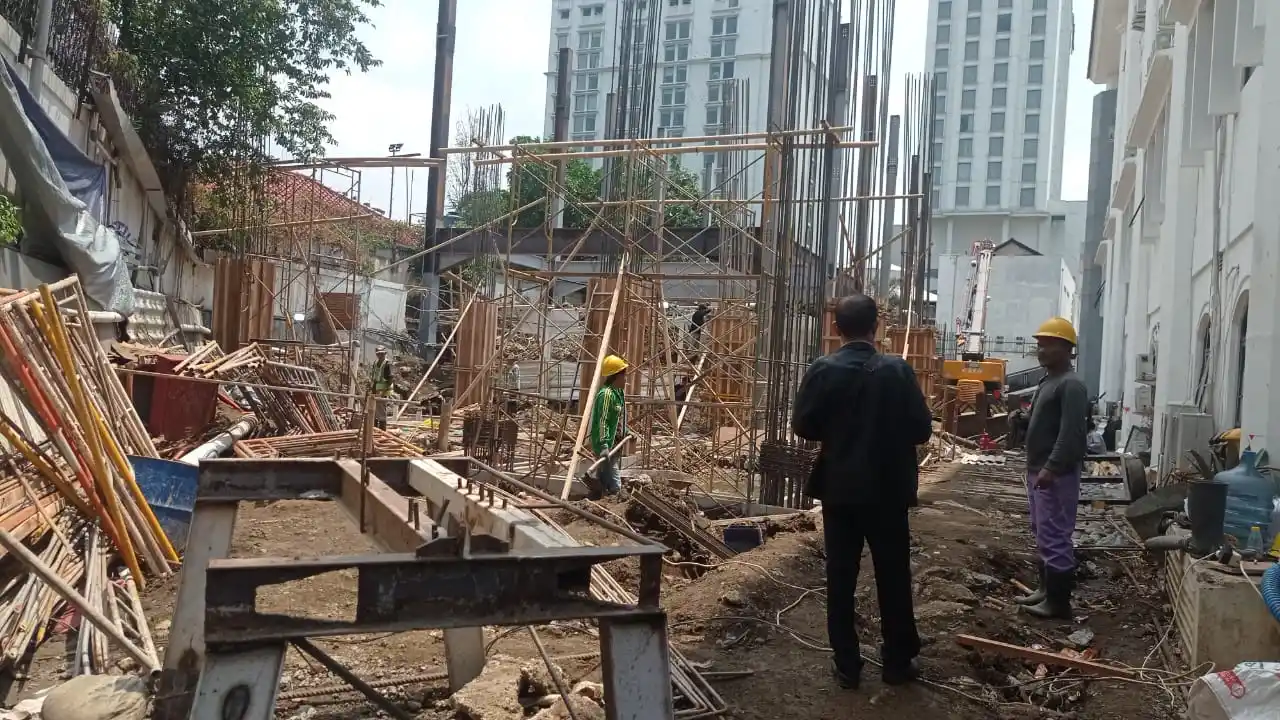 Proyek pembangunan Gedung di area kantor Dewan Perwakilan Rakyat Daerah (DPRD) Provinsi Jawa Barat (Jabar) tidak nampak papan informasi kegiatan. (Foto: MI/Sugiyanto)