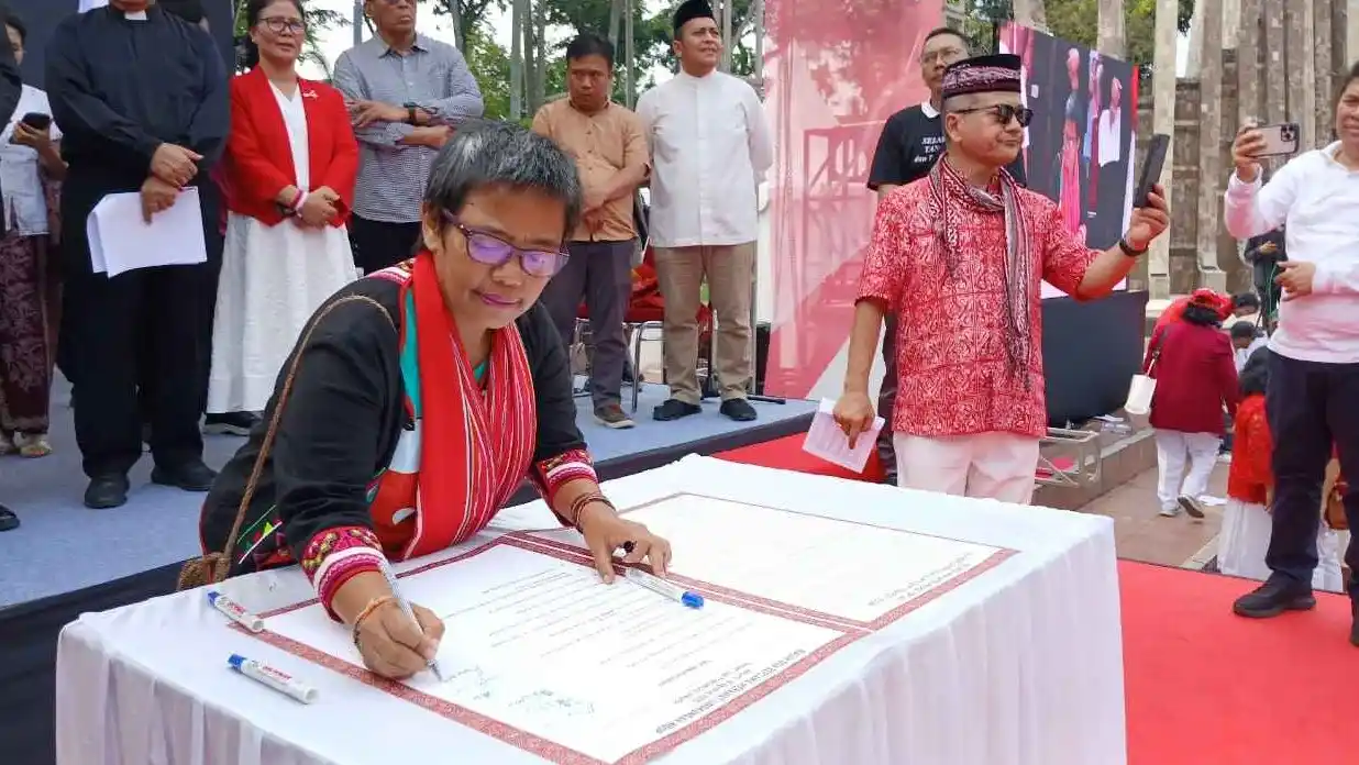 Selamatkan Danau Toba dan Kehidupan Masyarakat Adat, Presiden Diminta Tutup PT Toba Pulp Lestari Sekjen AMAN Rukka Sombolinggi sedang menandatangani seruan bersama : Tutup TPL. Foto: Dok MI/AMAN