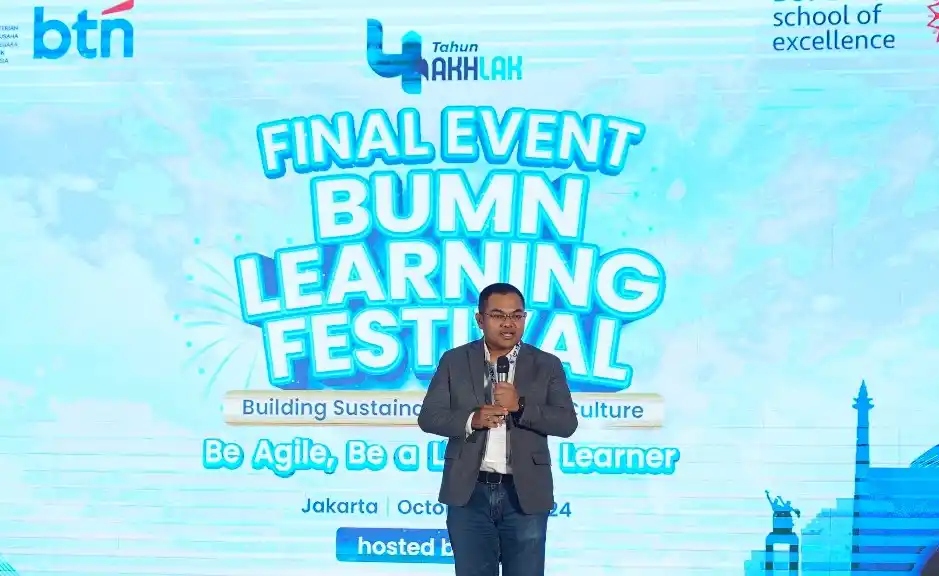 Deputi Bidang Sumber Daya Manusia, Teknologi, dan Informasi Kementerian BUMN Tedi Bharata memberikan sambutan dalam acara puncak BUMN Learning Festival 2024. Telkom dinobatkan sebagai The Most Outstanding BUMN Learning.